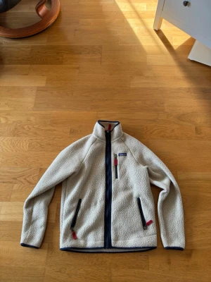 Patagonia fleece - Tjena, säljer nu min patagonia fleece då den tyvär blivit för liten för mig, den är i nyskick och riktigt skön.