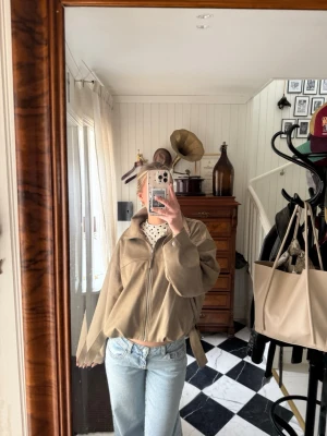 Grön oversized jacka med dragkedja - Säljer den populära Gina tricot vårjackan. Helt ny, aldrig använt. Nypris 699kr💕