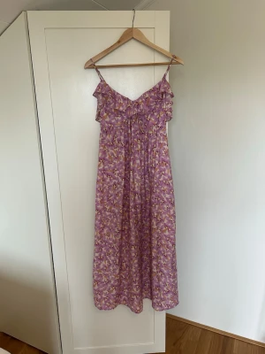 Lila blommig långklänning volang - Superfin klänning från hm 😊