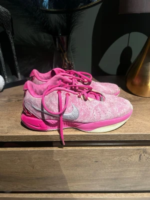 Lebron 21 basketskor - Jätte bra skick Lebron 21 skor. Storlek 44,5. Ny pris = 2800kr