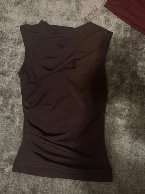 Hm topp - Brun Topp från H&M i storlek XXS. Använd bara 1 gång