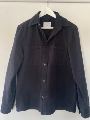 Overshirt - Säljer denna svarta Overshirt från Mango. I storlek Xs men passar S i mycket bra skick.