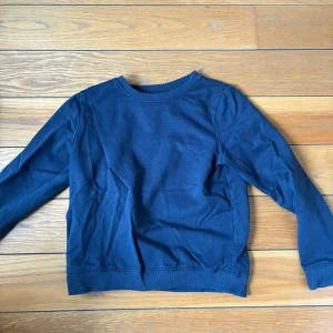 Mörkblå sweatshirt  - En fin mörkblå långärmad 