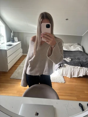 Stickad tröja från &otherstories - Stickadtröja i alpackablandning från &otherstories, använt fåtalgånger🩷Nypris 790kr