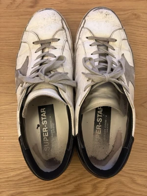 Golden Goose Superstar vita sneakers - Golden Goose Superstar sneakers. Väl använda med kärlek så finns mycket mer att ge hos dessa sulorna. Kvitto, box och allt OG finns på begäran!