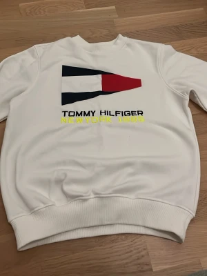 Tommy Hilfigher Sweatshirt  - Tröjan har blivit för liten 