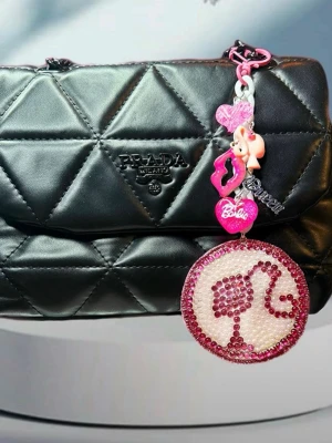 Barbie väsksmycke/nyckelring  - Dekorativ Barbie-inspirerad nyckelring/väsksmycke med rosa Perfekt accessoar för dig som gillar en lekfull touch.