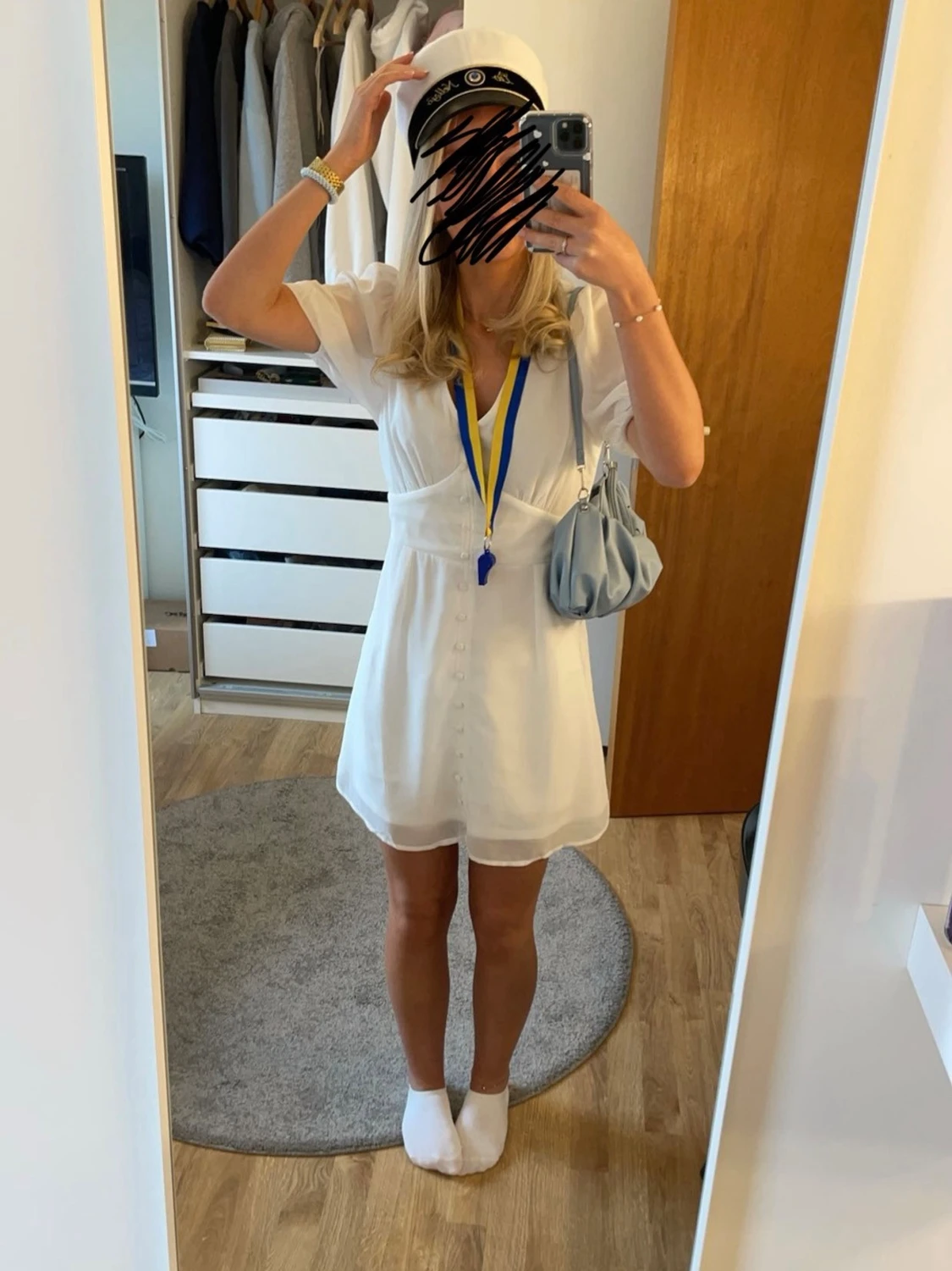 Vit kortklänning med knappar