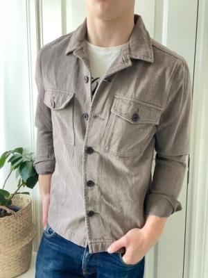Studio total overshirt  - Studio total overshirt - lite tjockare. Inga defekter! Modellen i bilderna är 180 cm 75 kg och bär Storlek M som passar toppen , Kom med frågor! 🌟 (Kan gå ned i pris vid köp av paket 😉) 
