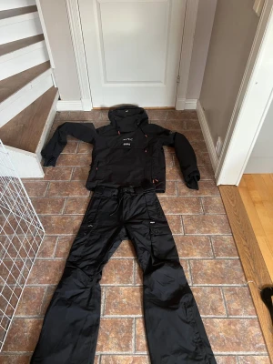 Skidkläder från Dope - Svarta täckbyxor och snowboardjacka från dope