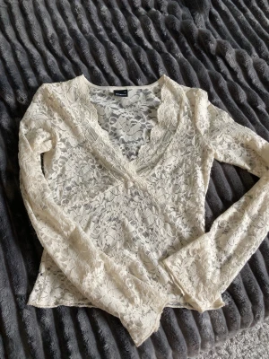 Spets topp - Jättefin, knappt använd. Inga defekter 💗kolla gämin profil jag säljer massa fint😊