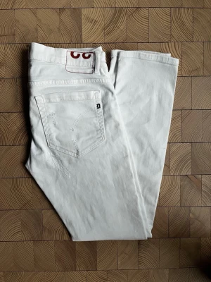 Dondup George  - Snygga vita Dondups med slitningar, modell George ⭐️. Storlek 32! Nästintill helt nya.  Hör av dig för mer info🔥