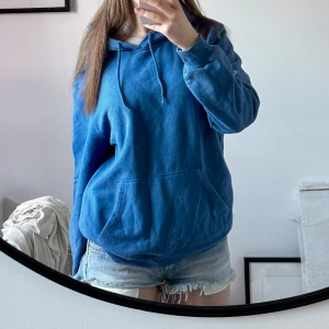 Blå hoodie från H&M - Säljer en blå hoodie från H&M i relaxed fit. Storlek M men passar även xs/s 