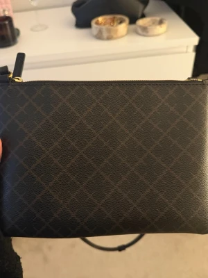 Malene Birger - Malene birger kuvertväska i svart/brun. Köpt i juni 2025 , fint skick.