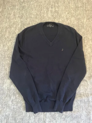 V-ringad tröja Boomerang - Snygg mörkblå stickad tröja från Boomerang i ekologisk bomull. Hör bara av er vid frågor!!