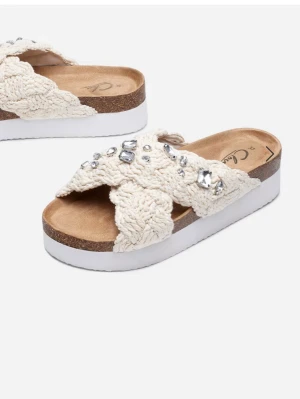 Beige stickade sandaler med pärlor - Snygga sandaler från Clou med breda, stickade band i beige och dekorativa pärlor i storlek 40. Sandalerna är helt oanvända och endast testade! Nypris är 449kr❣️