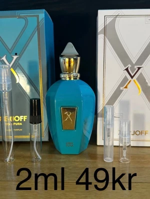 Xerjoff erba pura 2ml - Xerjoff Erba Pura ✨ En fruktig, söt och lyxig nischdoft. Luktar dyrt, fräscht och väldigt unikt.  En av de mest komplimangvänliga dofterna.  🌸☀️ Passar bäst: vår, sommar  ✨ För dig som vill sticka ut rejält.  🔥 Rekommenderar bundle – 15+ andra exklusiva parfymer finns.  Priser: 2ml – 49kr 3ml – 69kr 5ml – 99kr 10ml – 169kr  💎 1 ml ≈ ca 20st sprays