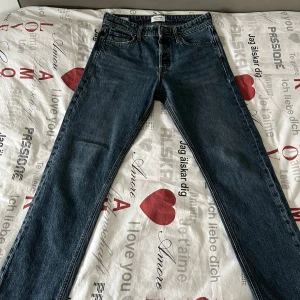 Blå jeans från Jack & Jones - Säljer ett par blå jeans från Jack & Jones med loose fit. Modellen heter Chris och har en klassisk design med fyra fickor. Perfekta för en avslappnad stil. Jeansen har ett hål i båda fickorna där framme som man kan se på bilderna. 