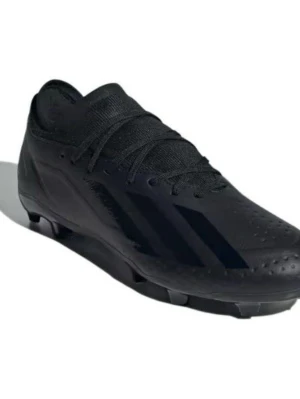 Svarta Adidas fotbollsskor - Snygga helsvarta fotbollsskor från Adidas med klassiska tre ränder på sidan. Skorna har snörning, låg profil och ovandel i syntetmaterial för bra bollkontroll. Yttersulan har dobbar som passar perfekt för spel på gräs- och konstgräsplan. Endast testade!