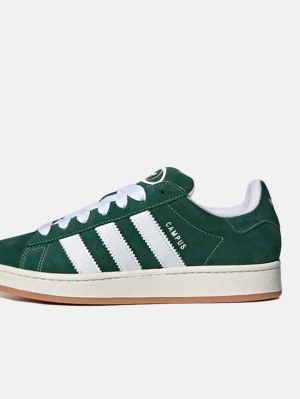 Adidas Campus gröna sneakers mocka - Gröna Adidas Campus sneakers i mocka med klassiska vita ränder på sidorna och vit sula. Skon har vita skosnören, Adidas-logga på hälen och tungan samt texten 'CAMPUS' i vitt på sidan. Låg modell med retrovibbar och gummisula. Använda kanske 2-3 gånger inte mer. Som nya, säljer pga att de inte är min stil mer