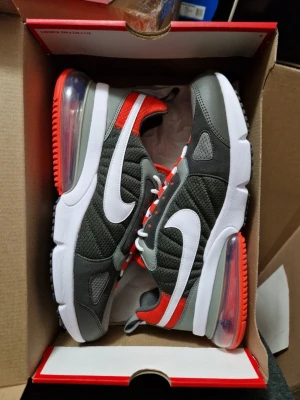 Nya Nike Air Max 270 Futura EU44.5  - Nya i original låda. Storlek 44.5 (28.5 cm). Special variant som är svår att få tag på. Sista pris 2000 kr. Inga byten /no trades. Inga returer. Hämtas i Storvreta, Uppsala eller skickas mot porto. 