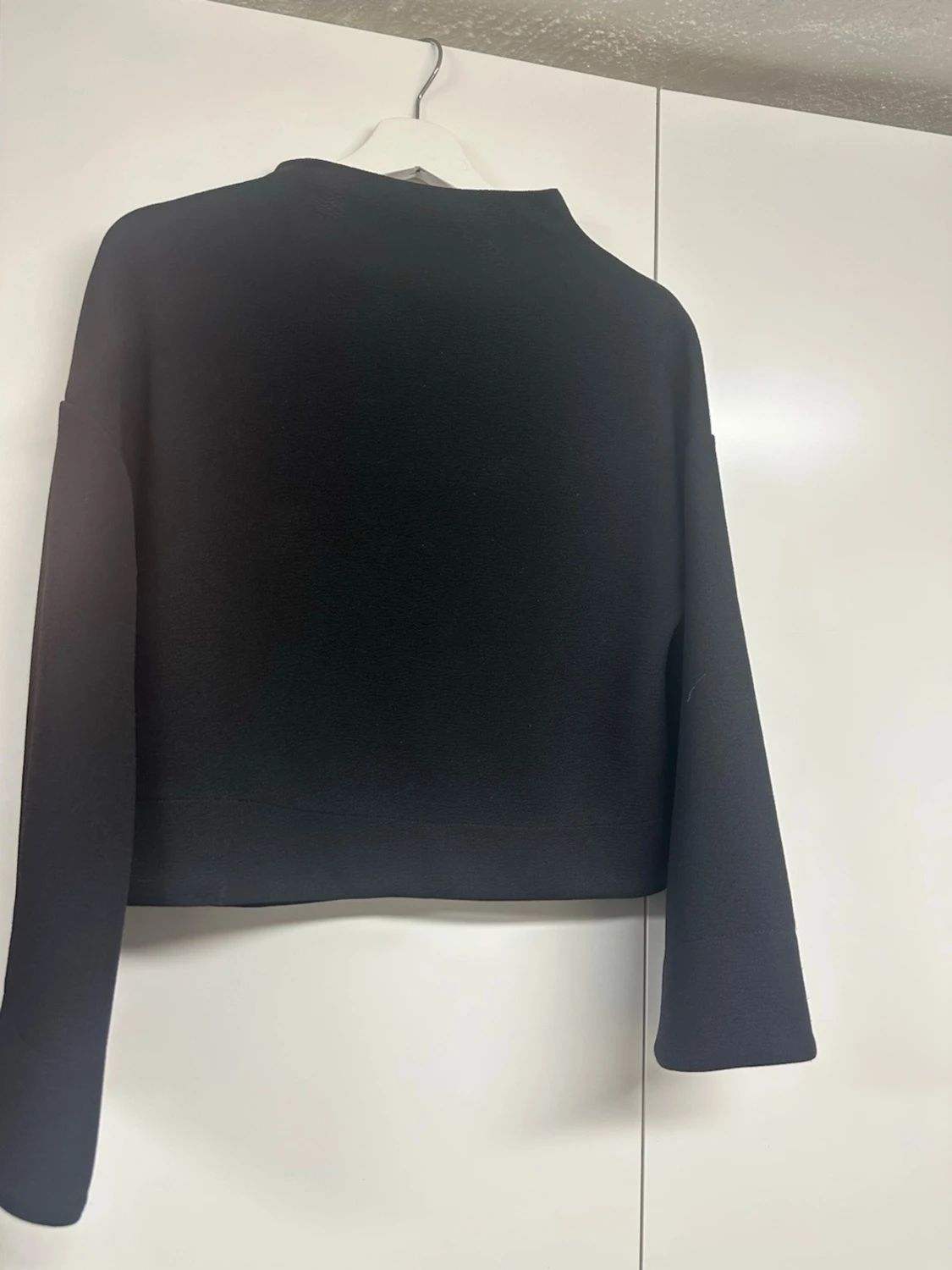 Svart tröja från Visual Clothing Project