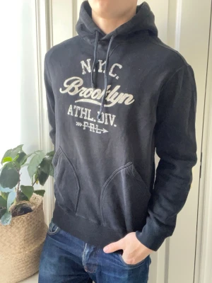 Nyc Ralph lauren hoodie  - Nyc Ralph lauren hoodie, Inga defekter! Modellen i bilderna är 180 cm 75 kg och bär Storlek M , Kom med frågor! 🌟 (Kan gå ned i pris vid köp av paket 😉) 