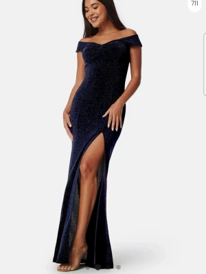 Bubbleroom balklänning - Marinblå balklänning från Bubbleroom. Jättefin använd endast en gång. Storlek S passade mig som är 160cm lång. Lite see through i bak så smart att ha nån kjol under eller så. 