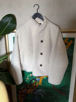 Vit teddyjacka  - Mysig vit teddyjacka, perfekt till våren! Säljer pga för liten storlek för mig. 