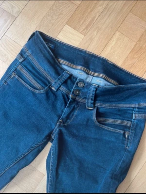 Lowwaist PEPE jeans - Sjukt snygga vintage pepe jeans i mycket bra skick! Tyvärr är dem förstora för mig men dem är riktigt trendiga och snygga.  Innerbenslängd: 79cm. Midjemått: 38cm.   #pepejeans #lowwaisted #lowwaist #vintage