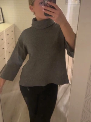 Grå polotröja med trekvartsärm - Säljer en jättefin polotröja från vila i storlek xs! Nästan aldrig använd och mycket fint skick 