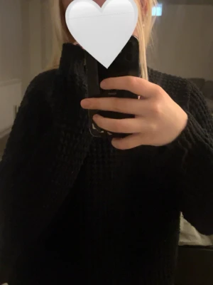 Svart stickad tröja - Stickad tröja från lager 157. Storlek XL men passar mer M/L<3 jätte söt och mysig och inte alltför tjock🖤