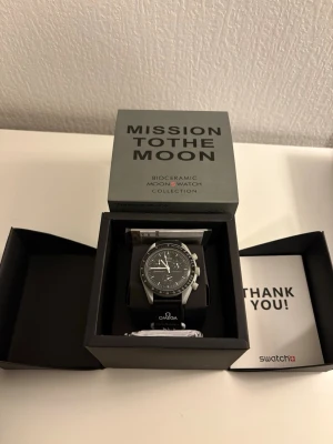 Omega x Swatch - Mission to the Moon För dig som vet vad du bär. En klocka som kombinerar ikonisk design med modern hype💫 