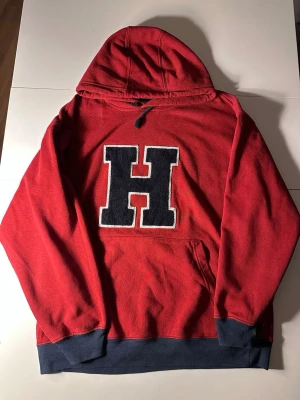 Svart röd Tommy Hilfiger hoodie - Tja den är i mycket bra skick i storlek L från Tommy hilfiger