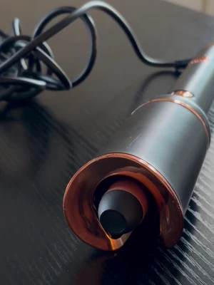 Svart och koppar locktång - Välhållen och smidig locktång, perfekt för att skapa vackra och hållbara lockar och vågor i håret. Tillverkad i metall och plast med en elegant finish. ”Lockspolen” är 2 cm i Ø.  160-220 grader.