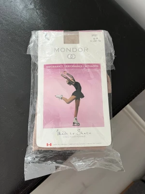 Tävlings strumpbyxor - Helt nya, beiga strumpbyxor som passar till konståknings tävlingar. Information om storlek står på baksidan, se bild 2. Säljer då jag beställt en för liten storlek. Ordinarie pris omkring 300 kr 🩷