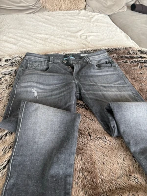 Replay jeans  - Säljer ett par as feta replay jeans i slim fit W30/L32 Dem är helt nya och ny pris låg på 1699kr har bara tagit av taggsen och använt två gånger!