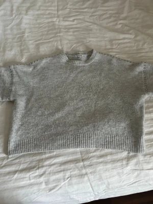 Ljusgrå stickad tröja med silver knappar - Nypris 700kr. Ljusgrå stickad tröja från Subdued med silver knappar. Mycketbra skick och säljer för att den inte kommer till användning längre