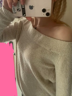 Off shoulder beige stickad tröja - Säljer en snygg offshoulder topp💕