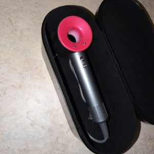 Dyson Supersonic  styling hårföna - Högpresterande hårfön från Dyson i mycket fint skick – fungerar perfekt och är noggrant testad. Ger snabb torkning med jämn luftström och kontrollerad värme, vilket gör stylingen både enklare och skonsammare för håret. Höjdpunkter: • Skick: Som ny • Snabb och effektiv torkning • Flera värme- och hastighetslägen • Låg ljudnivå och bekväm att använda • Ingår: Case + kabel Passar dig som vill ha en pålitlig och smidig hårstyling i vardagen utan att betala fullpris. Frakt 1–2 dagar · Skickas snabbt 