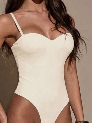 Krämvit body med sweetheart-urringning - Stilren krämvit body med smala axelband och snygg sweetheart-urringning. Figurnära modell med högt skurna ben och stretchigt, mjukt material som sitter bekvämt. Perfekt att matcha till olika looks och enkel att bära under andra plagg.