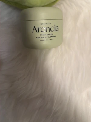 Arencia Rice Mochi Cleanser - Fräsch grön rengöring från Arencia i en rund burk. Produkten heter Fresh Green Rice Mochi Cleanser och innehåller grönt te och ris. Förpackningen är ljusgrön och har en minimalistisk design, perfekt för dig som gillar koreansk hudvård.
