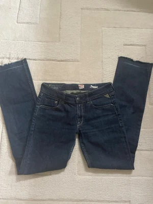 Vintage replay jeans - Säljer ett par jätte snygga vintage lågmidjade replay jeans 💓står ej storlek men skulle uppskatta att dom är i w30 L32! passformen är lite lose fit💓 bra skick, pris kan diskuteras💓 skriv vid frågor!