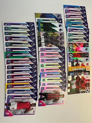 Stort paket med Premier League samlarkort - Säljer ett stort paket med Premier League samlarkort. Blandade spelare och lag, både vanliga och specialkort. Färgglada kort med spelarbilder, namn och klubbmärke. Perfekt för dig som gillar fotboll och vill bygga din egen samling eller byta med vänner. 47 kort 