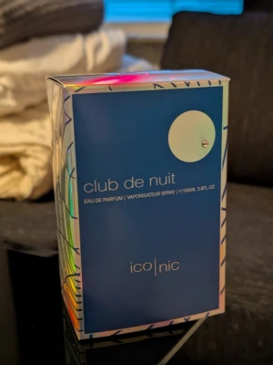 Armaf Club de Nuit Iconic (105ml) - Säljer min flaska Armaf Club de Nuit Intense Man Iconic (105ml). Parfymen är endast testsprayad 5–6 gånger, så flaskan är i princip helt full (ca 102,5 ml kvar). Detta är en fantastisk och extremt långvarig "blå" doft med friska inslag av citrus, mynta och varma tränoter – känd för att vara en av de absolut bästa och mest hyllade tolkningarna av orginalet!