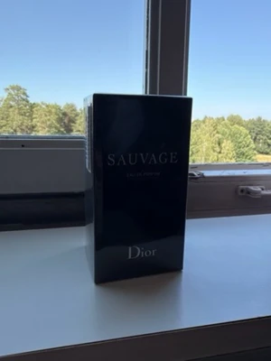 Dior Sauvage Eau de Parfum - Dior Sauvage Eau de Parfum i elegant svart förpackning. Doften är maskulin och modern, perfekt för dig som gillar fräscha och kryddiga toner. Kartongen har en lyxig känsla och är inslagen i plast. En klassiker från Dior som alltid känns rätt.