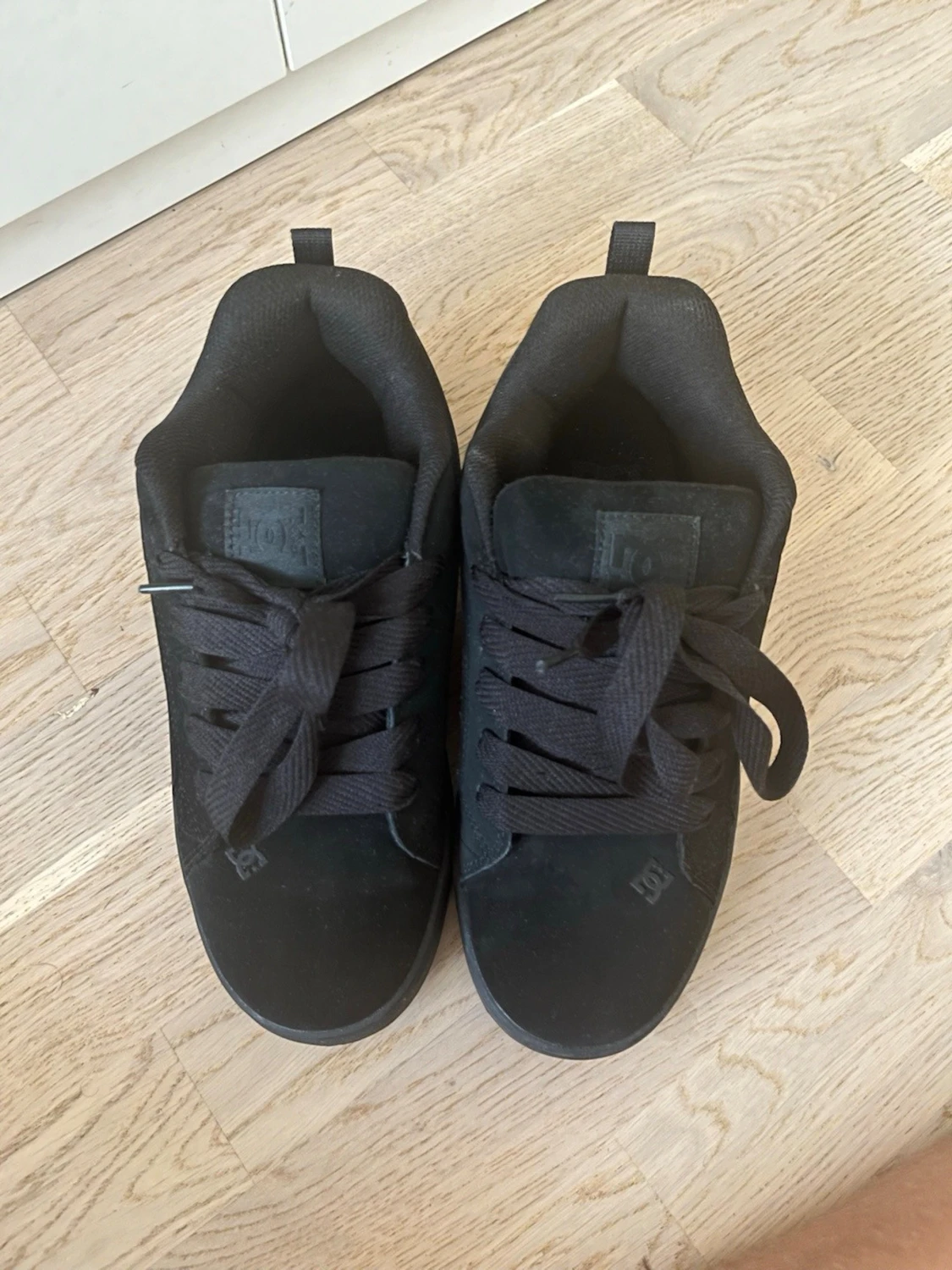 Svarta DC sneakers i mocka