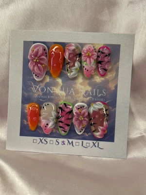 LuxeSafari (M);Medium Almond - Set handgjorda press-on naglar i en medium lång mandelform med mixade färger som rosa, orange, grön och vitt. Naglarna har handgjorda 3D-blommor, swirl-mönster och små gulddetaljer. Perfekt för dig som vill ha unika och kreativa naglar med mycket detaljer.M: 16 mm, 12 mm, 12,5 mm, 11,5 mm, 10 mm