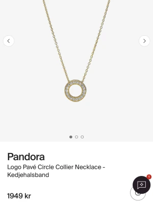Pandora guldhalsband med cirkel - Helt nytt, Snyggt halsband från Pandora i guldton med en rund cirkelberlock täckt av gnistrande stenar. Kedjan är tunn och elegant, och cirkeln har pavéinfattade stenar som ger extra bling. Perfekt för dig som gillar stilrena och trendiga smycken.