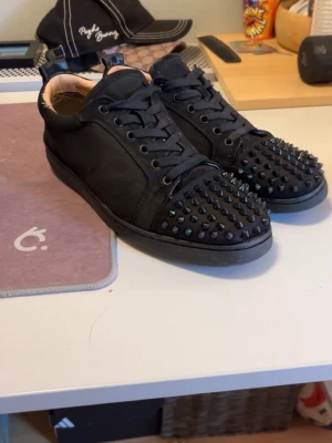 Svarta loubs  - Ett par svarta loubs! 5/10 skick! Har en defekt på baksidan av högra skon! Boxen är lite skadad men inget men ändå kollar på, kvittot dustbag ingår! Hör av er om funderingar!🤩mer bilder? 
